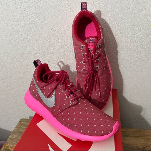Nike Girls Roshe Run Running Shoes Pink Hearts Valentines Sz